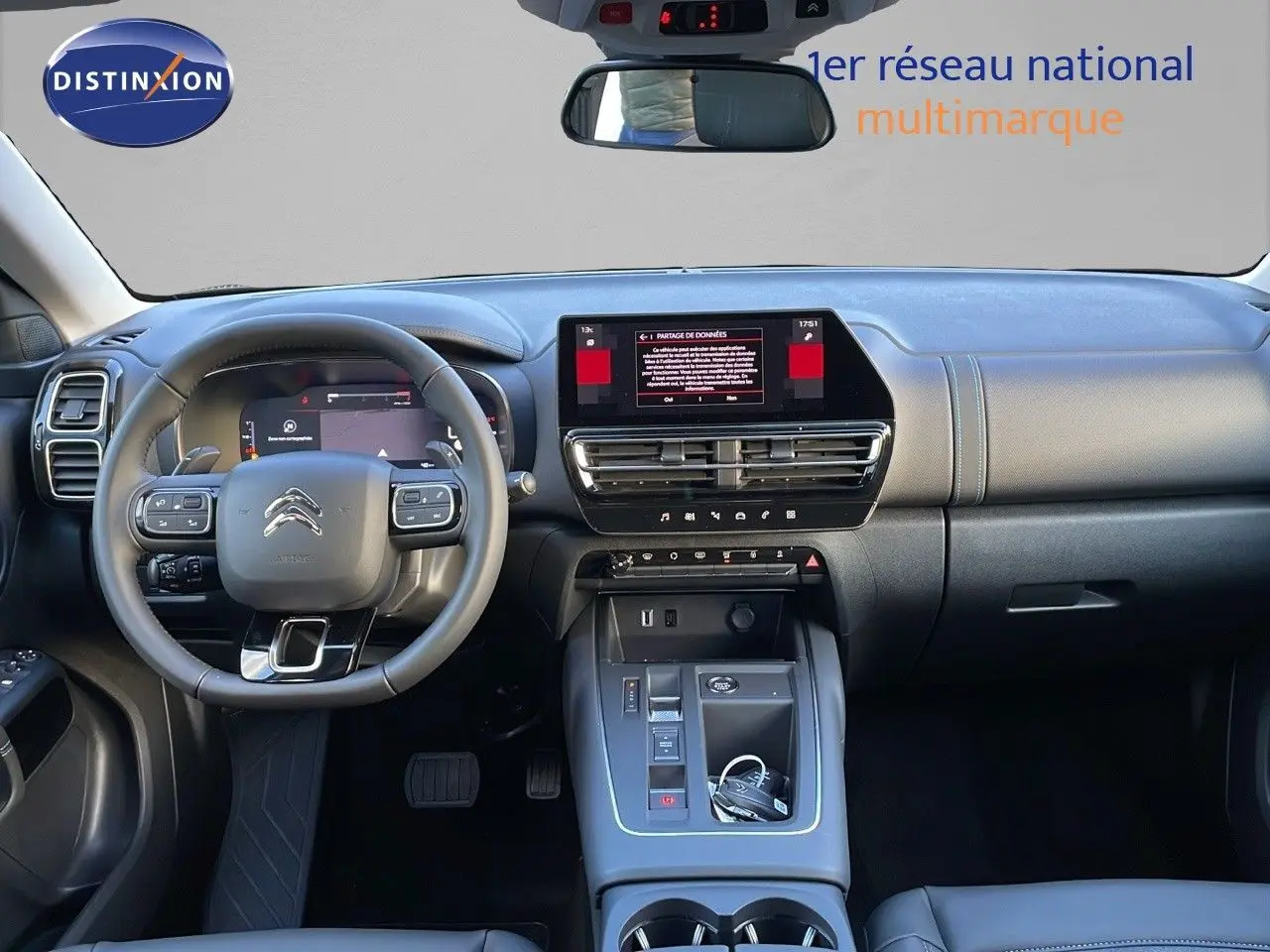 Vue intérieure frontale du tableau de bord et volant du Citroën C5 Aircross 2025 noir Perla Metal avec écran tactile central.
