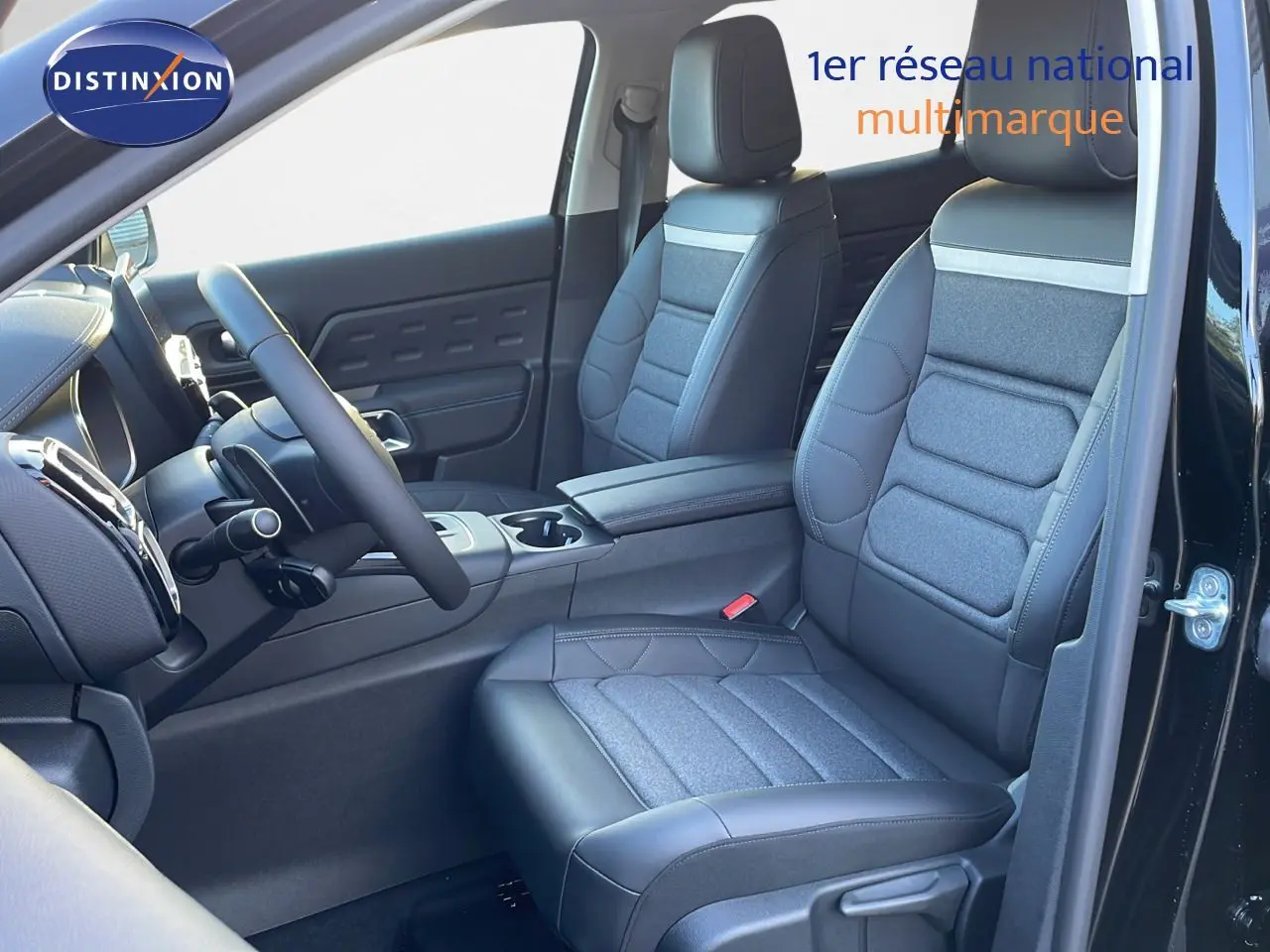 Intérieur avant droit du Citroën C5 Aircross noir perla metal 2025, sièges mixtes cuir et tissu gris.