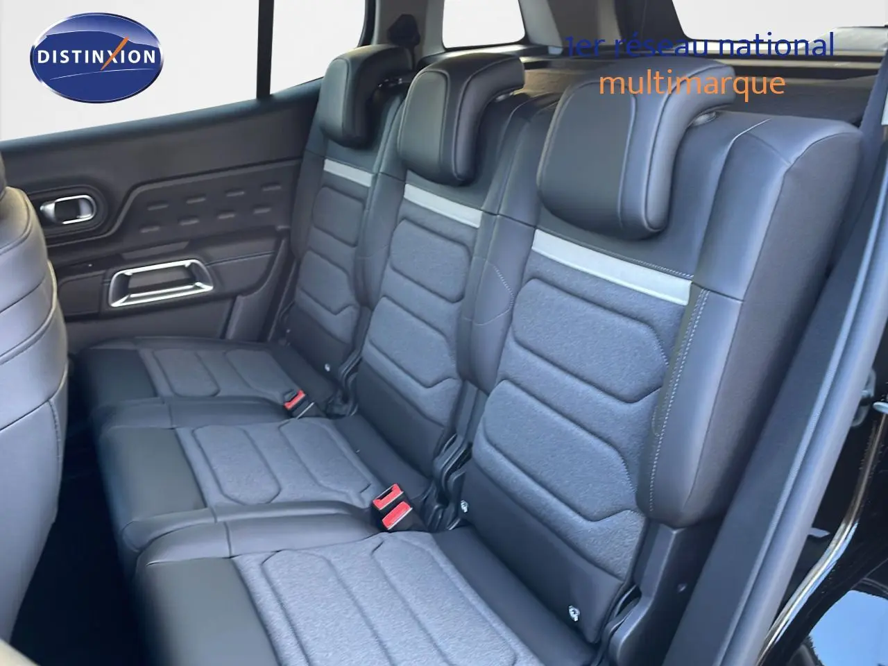 Vue intérieure côté droit des sièges arrière en cuir noir et tissu gris du Citroën C5 Aircross 2025 noir Perla Metal.