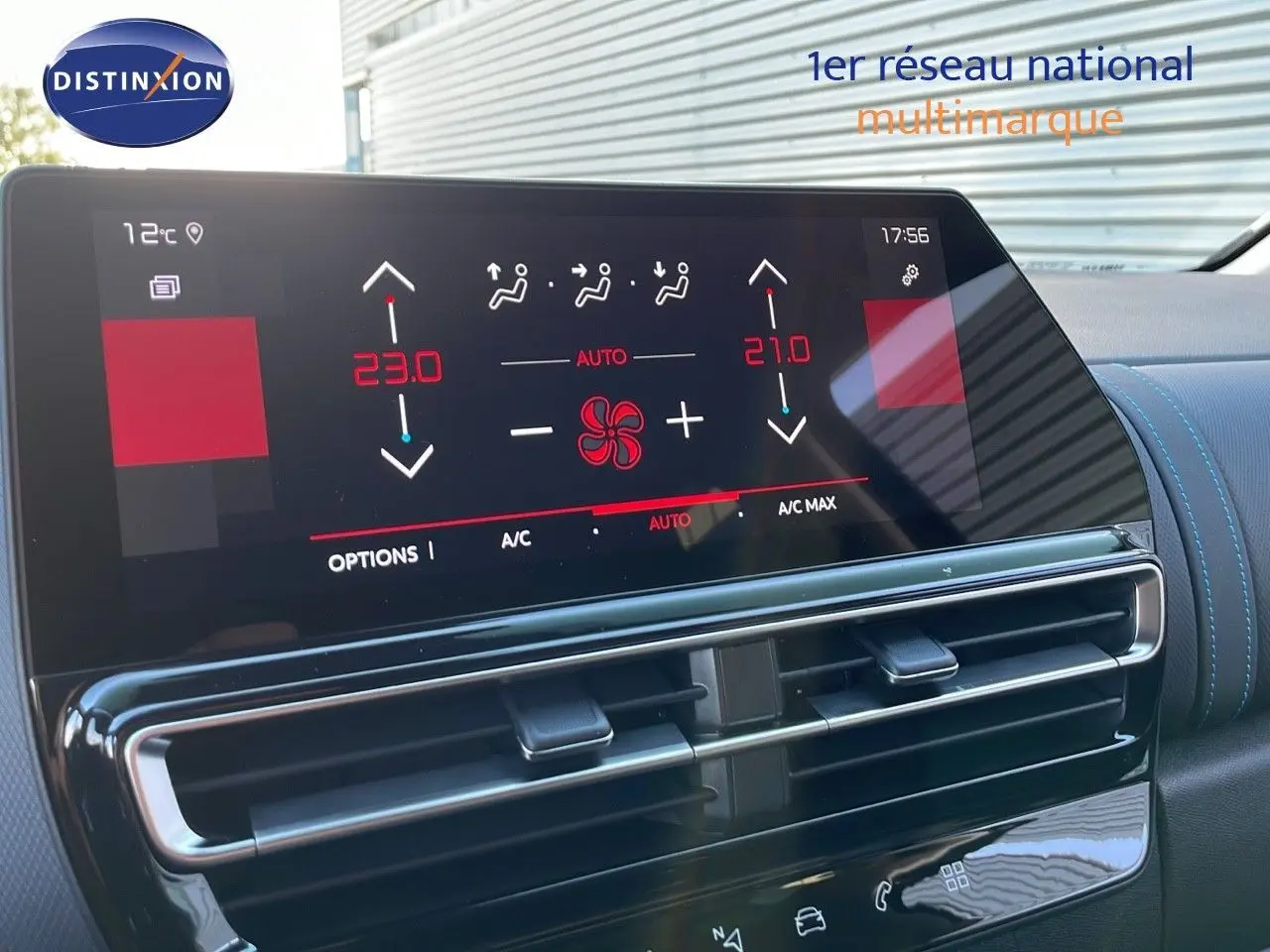 Écran tactile de la climatisation dans l'habitacle du Citroën C5 Aircross noir, vue rapprochée du tableau de bord.