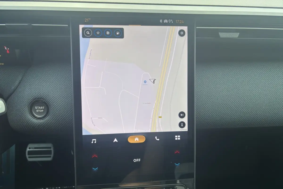 Vue rapprochée de la console centrale du Citroën C5 Aircross New Hybrid 145 Max T.O 2026 avec écran tactile GPS allumé.