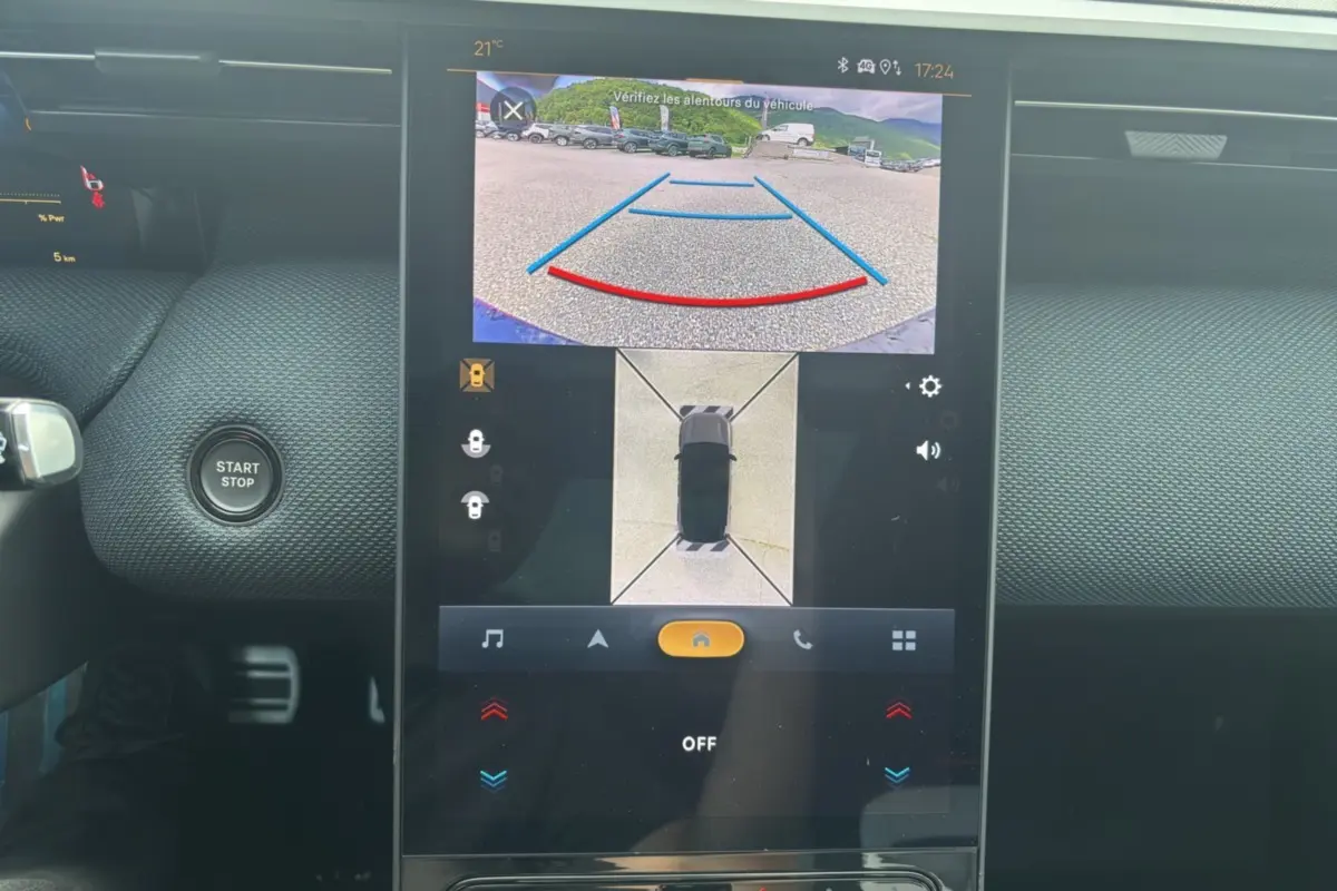 Écran tactile intérieur montrant la caméra 360° et la vue arrière du Citroën C5 Aircross New Hybrid 2026.