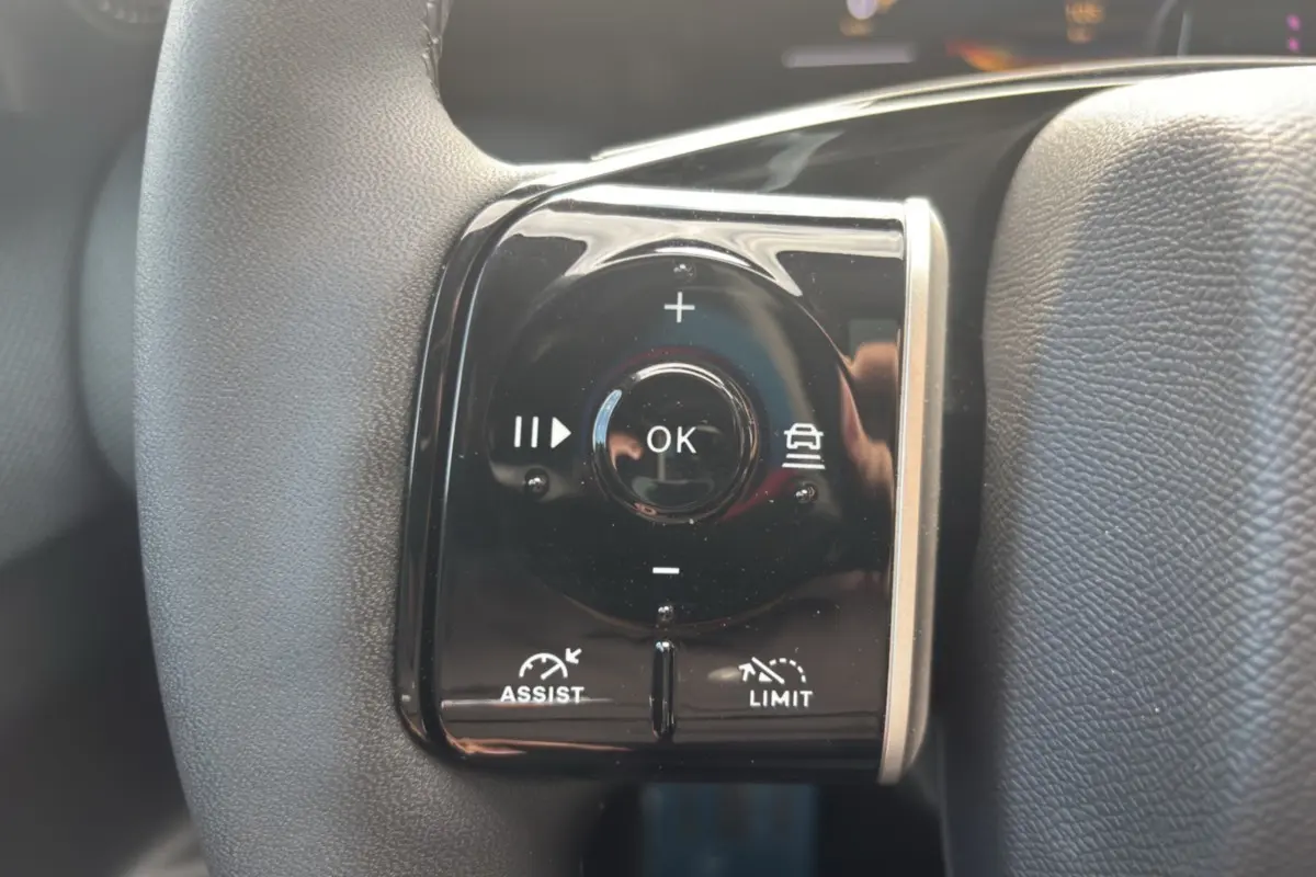 Gros plan sur les commandes multifonctions noires du volant cuir d’un Citroën C5 Aircross New Hybrid 2026.