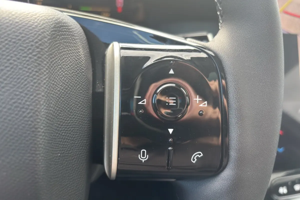 Gros plan sur les commandes multifonctions noires du volant cuir du Citroën C5 Aircross New Hybrid 2026.