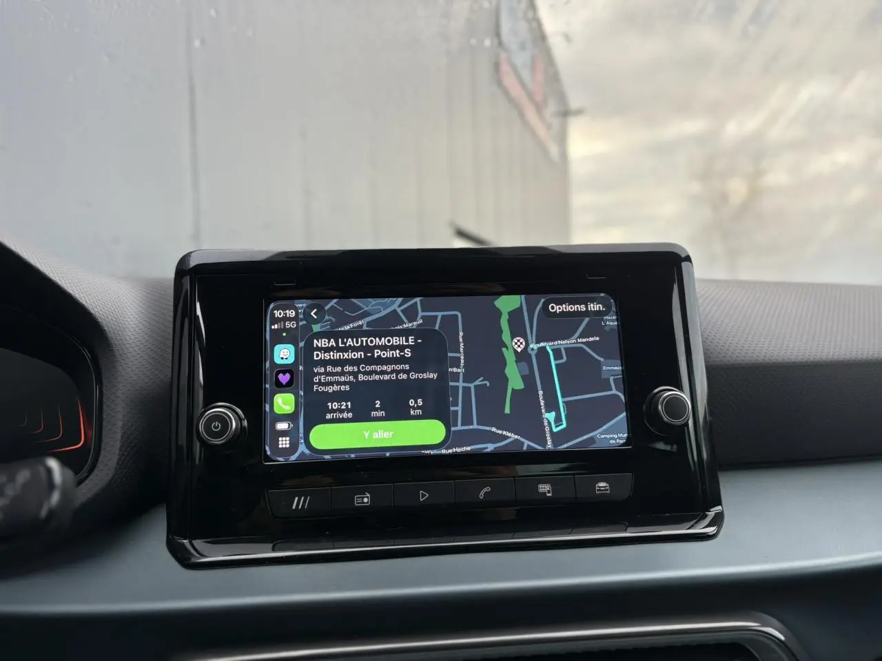 Écran tactile du système de navigation de la SEAT Arona 2025 affichant un itinéraire avec commandes autour.