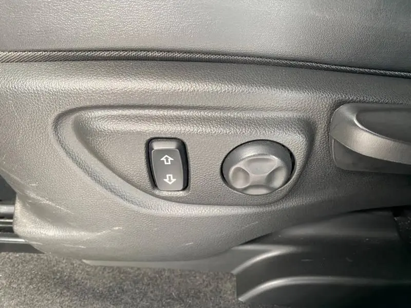 Boutons de réglage électrique et manuel du siège conducteur sur Opel Mokka 2017, finition Cosmo, intérieur noir.