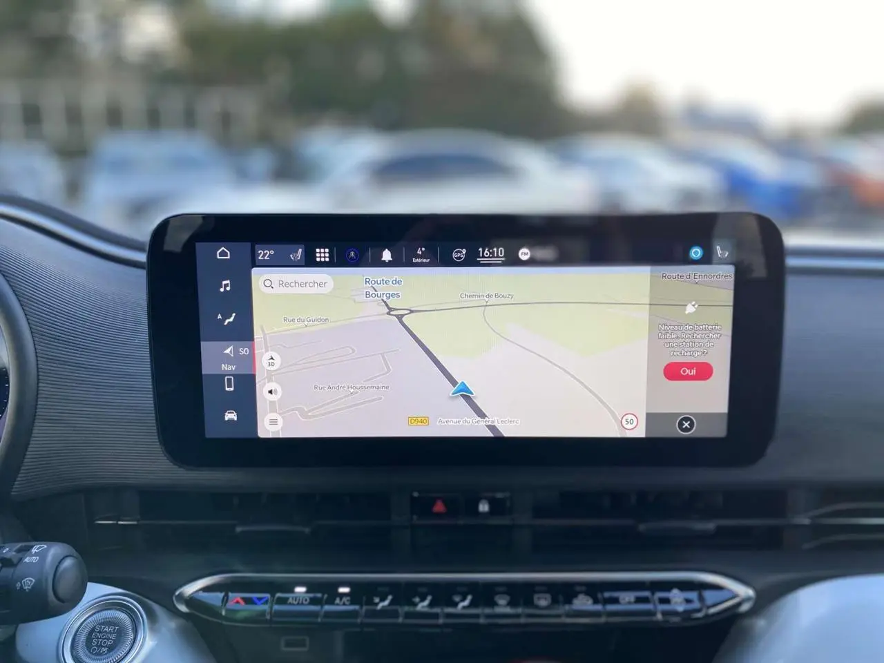 Écran tactile central avec navigation active dans l’habitacle d’une FIAT 500 électrique noire, vue de face.