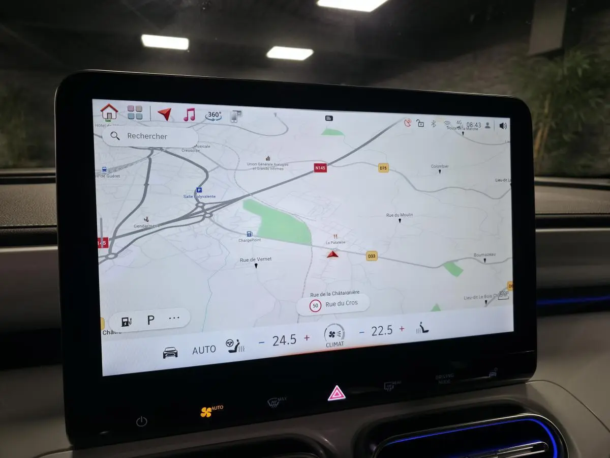 Écran tactile multifonctions affichant la navigation GPS dans l'habitacle d'une Smart #1 blanche de 2024.