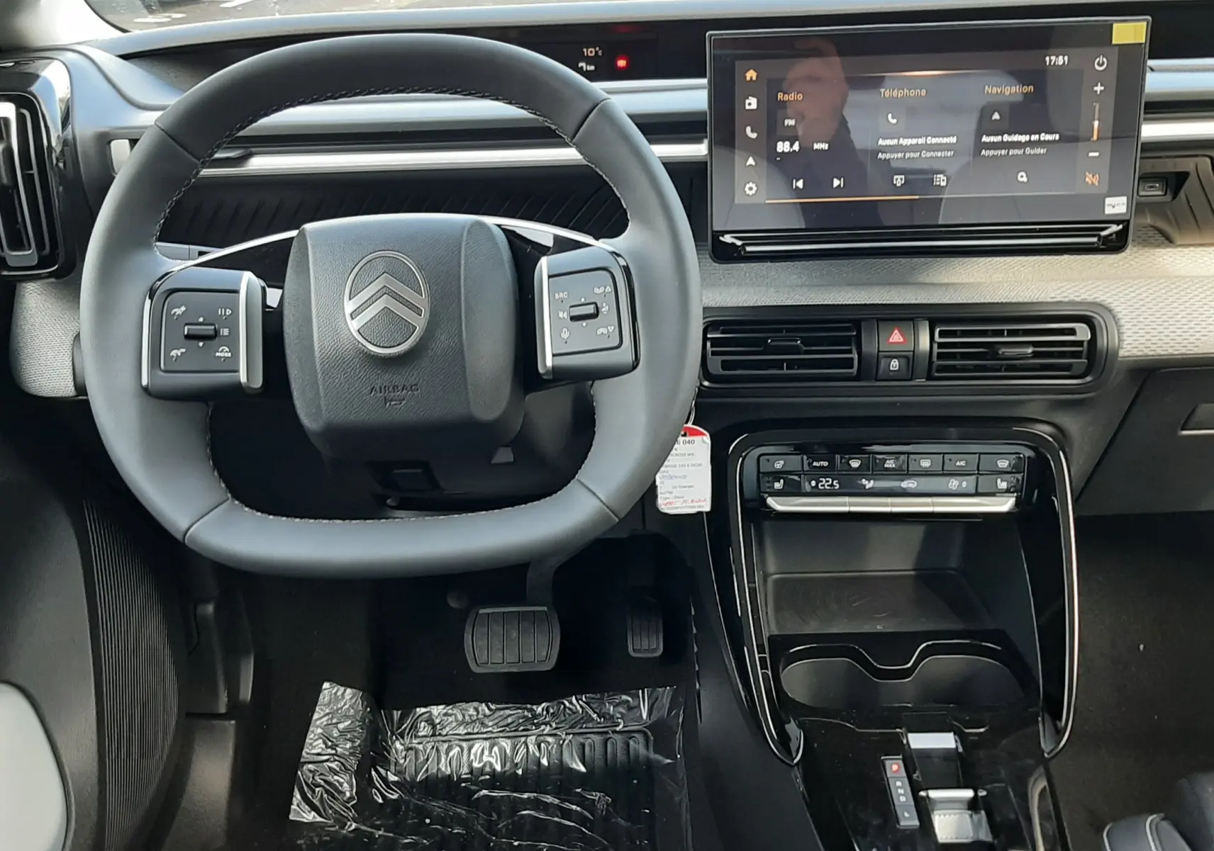 Vue intérieure du tableau de bord et volant du Citroën C3 Aircross hybride 2026, avec écran tactile et finition noire.