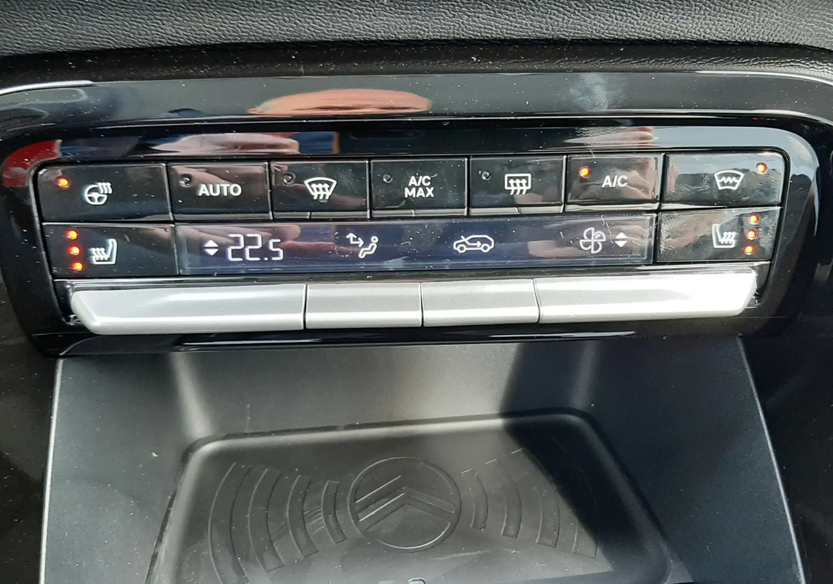 Gros plan sur la console centrale du Citroën C3 Aircross hybride 2026, affichant la climatisation digitale et les commandes chauffantes.