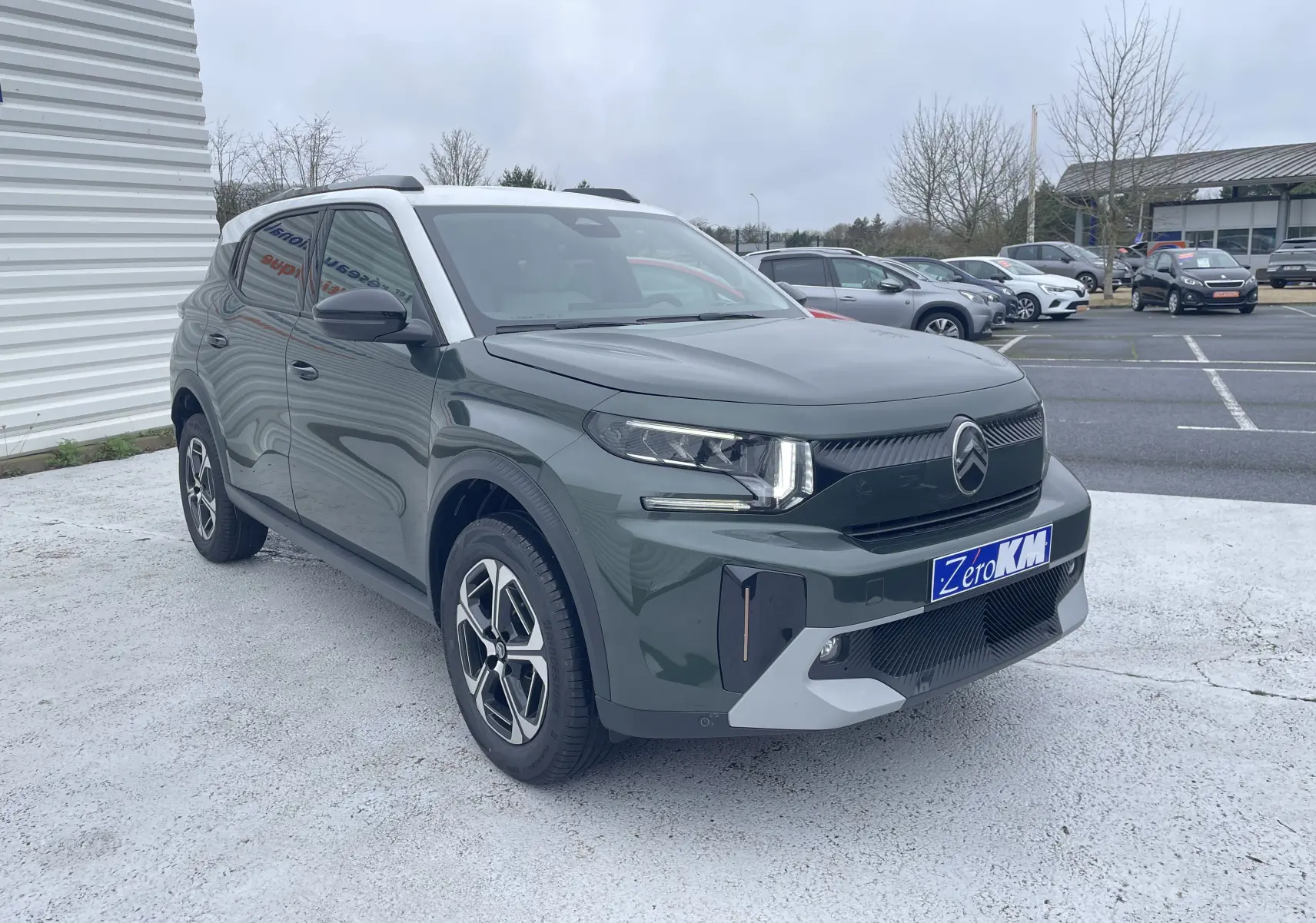 Citroën C3 Aircross hybride 2026 vert Montana avec toit blanc, vue 3/4 avant mettant en valeur ses phares LED et jantes biton.