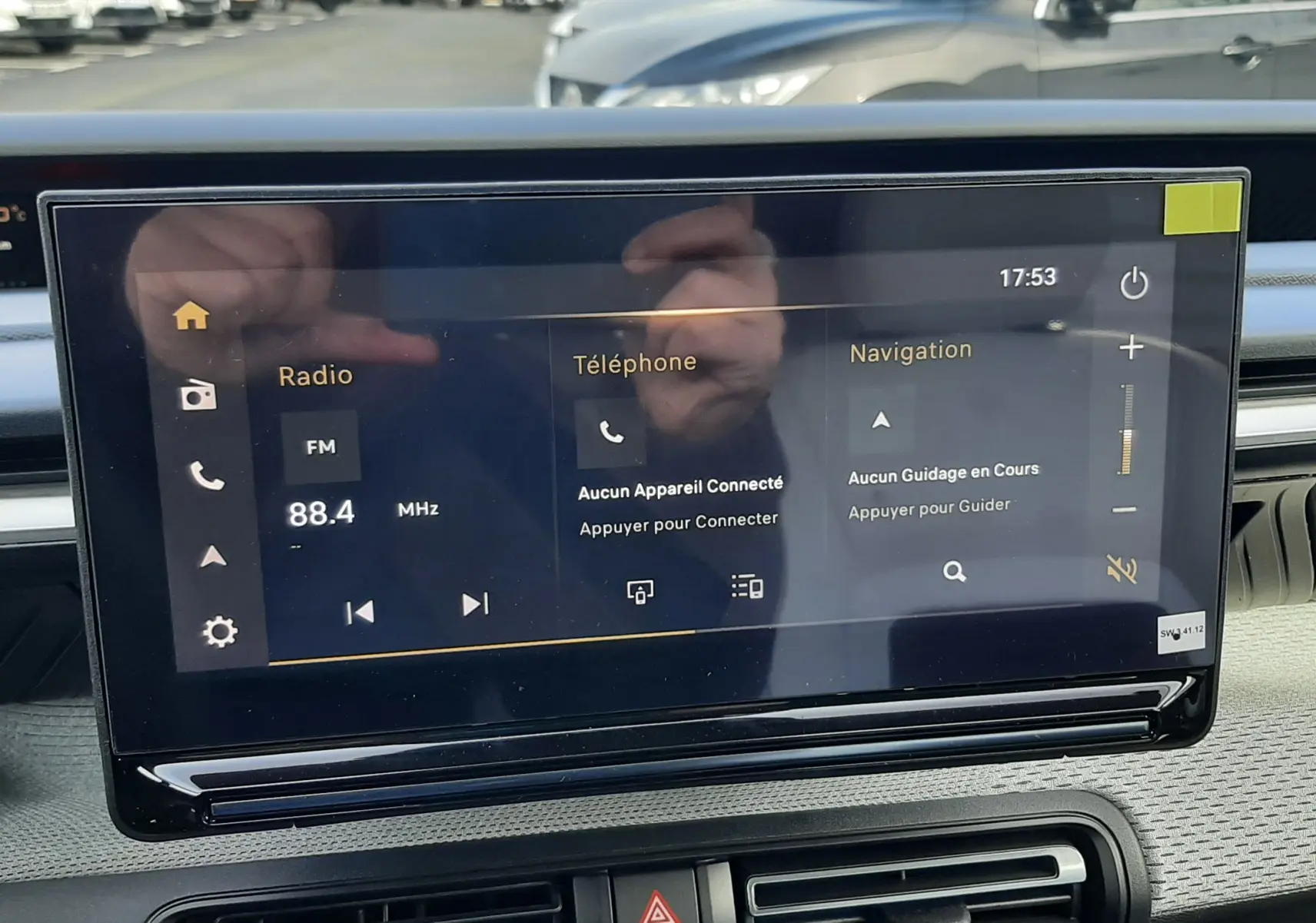 Vue intérieure du tableau de bord du Citroën C3 Aircross hybride 2026 avec écran tactile central affichant radio, téléphone et navigation.