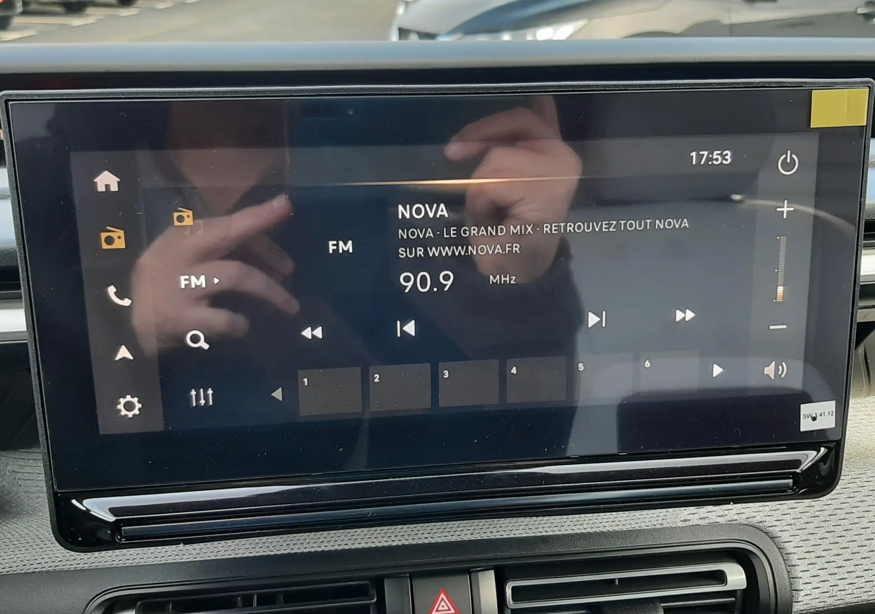 Vue intérieure centrée sur l’écran tactile multimédia du Citroën C3 Aircross hybride 2026, ambiance noire.