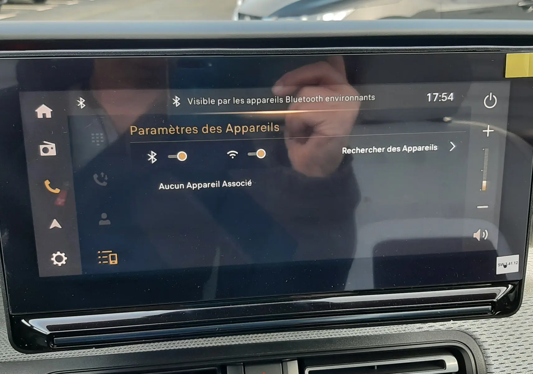 Écran tactile central du tableau de bord du Citroën C3 Aircross hybride 2026, avec commandes Bluetooth visibles.