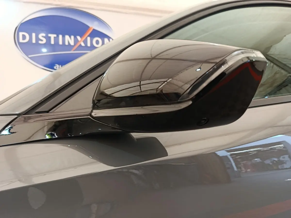Rétroviseur droit gris foncé brillant de la Peugeot 308 BlueHDi 130 CH EAT8 Allure, vue rapprochée en extérieur.