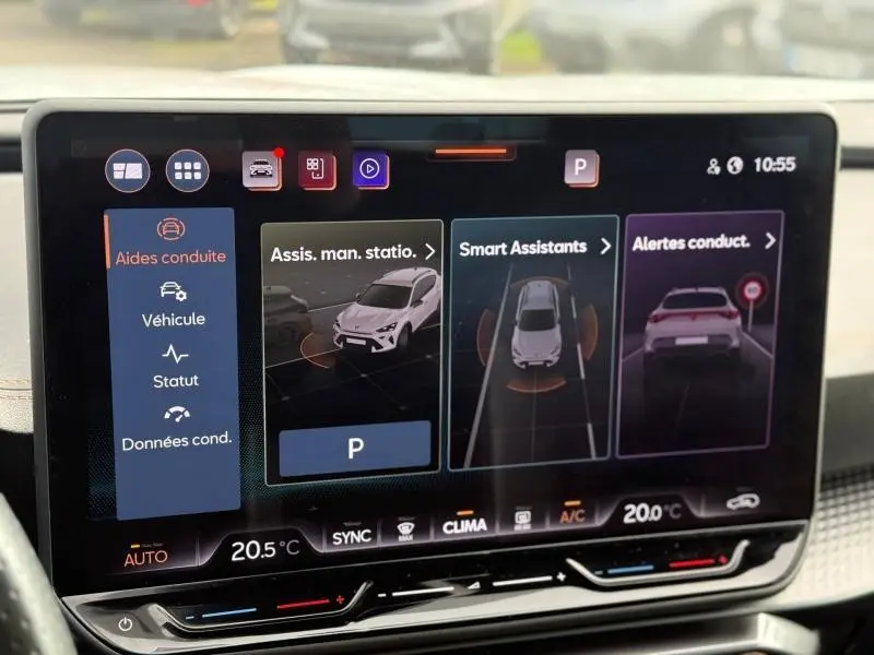 Écran tactile du système d’aide à la conduite du CUPRA Formentor blanc Nevada, affichant les assistants de stationnement et alertes.