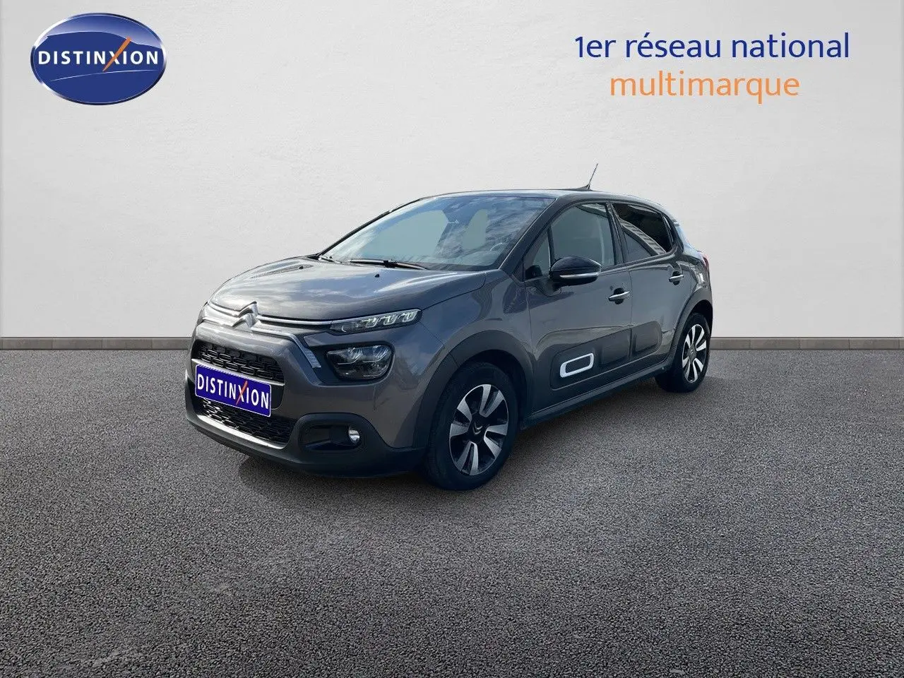 Citroën C3 gris platinium métal vue 3/4 avant droit avec protections latérales blanches et jantes bi-ton.