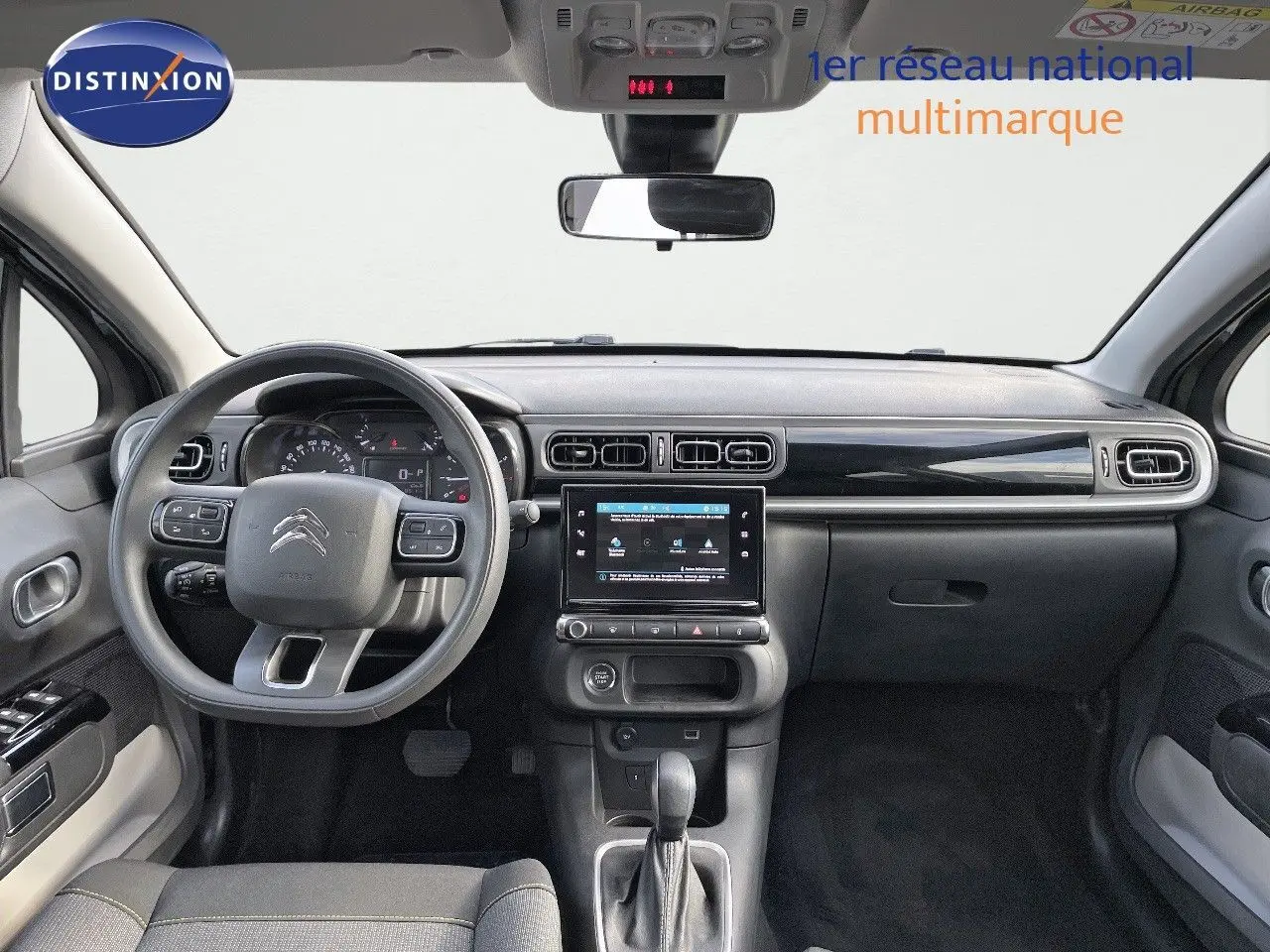 Intérieur de la Citroën C3 2023, vue frontale du tableau de bord avec écran tactile et volant multifonction.