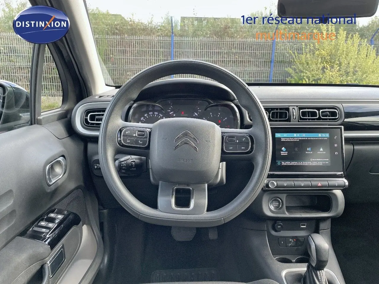 Intérieur de la Citroën C3 2023, vue centrée sur le volant, tableau de bord et écran tactile, ambiance sobre et moderne.