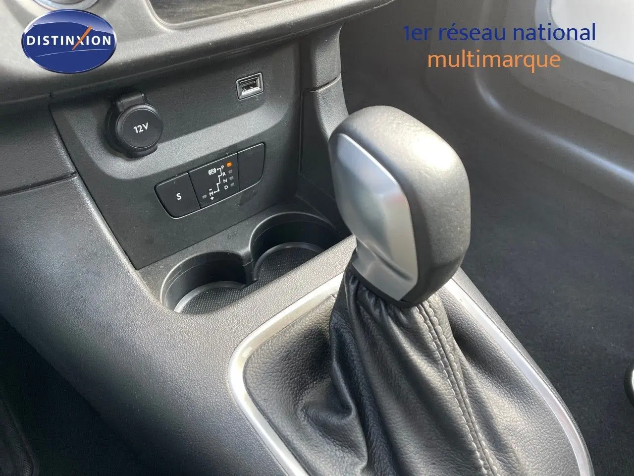 Le levier de vitesse automatique de la Citroën C3 gris platinium, vu en gros plan côté console centrale.