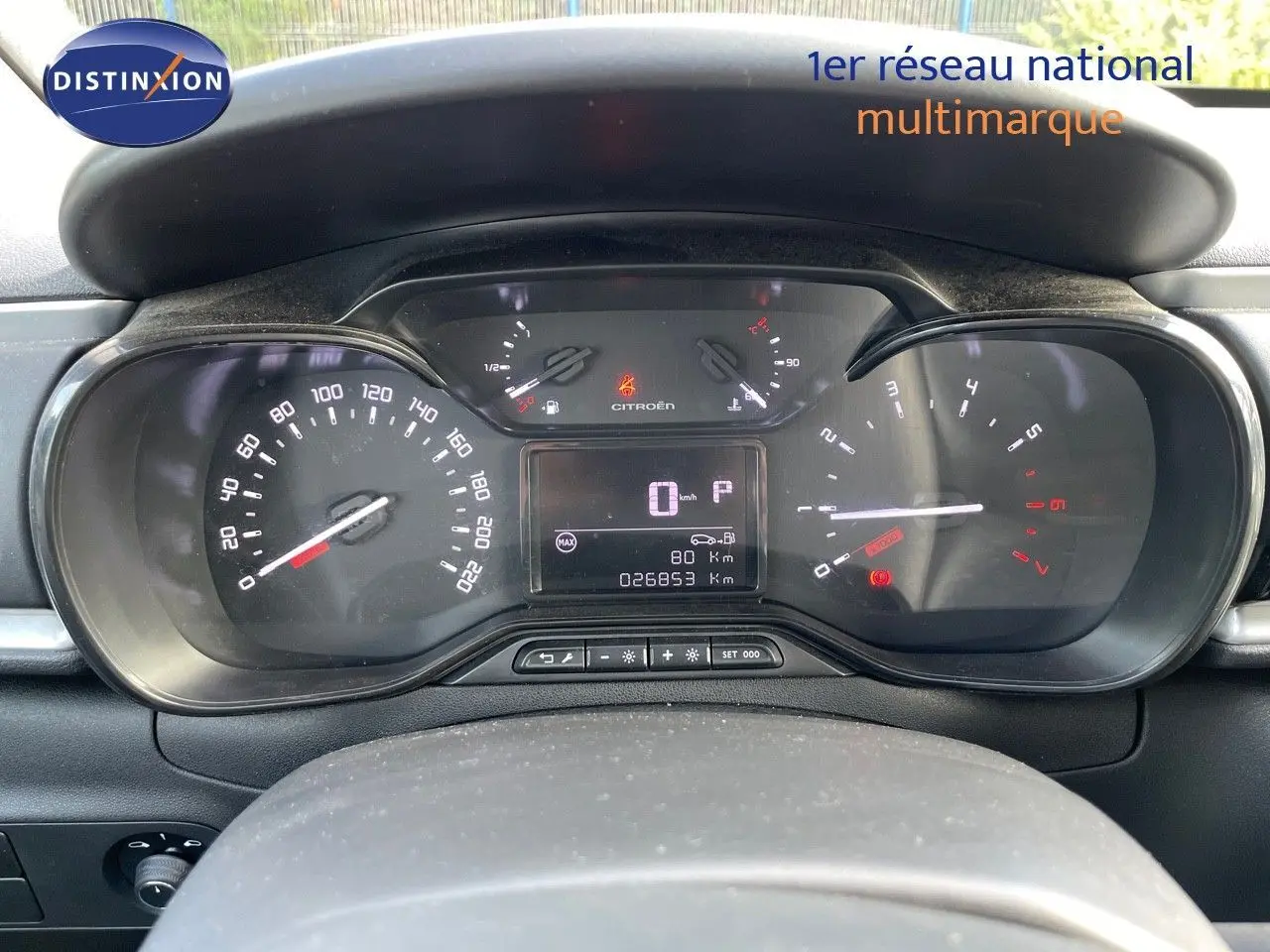 Vue rapprochée du tableau de bord et compteur digital d'une Citroën C3 gris platinium 2023 avec affichage au repos.