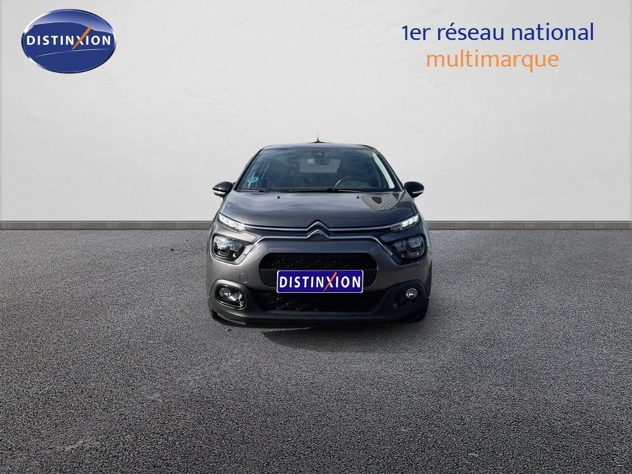 Citroën C3 gris platinium métal vue de face, mettant en valeur ses phares LED et sa calandre distinctive.