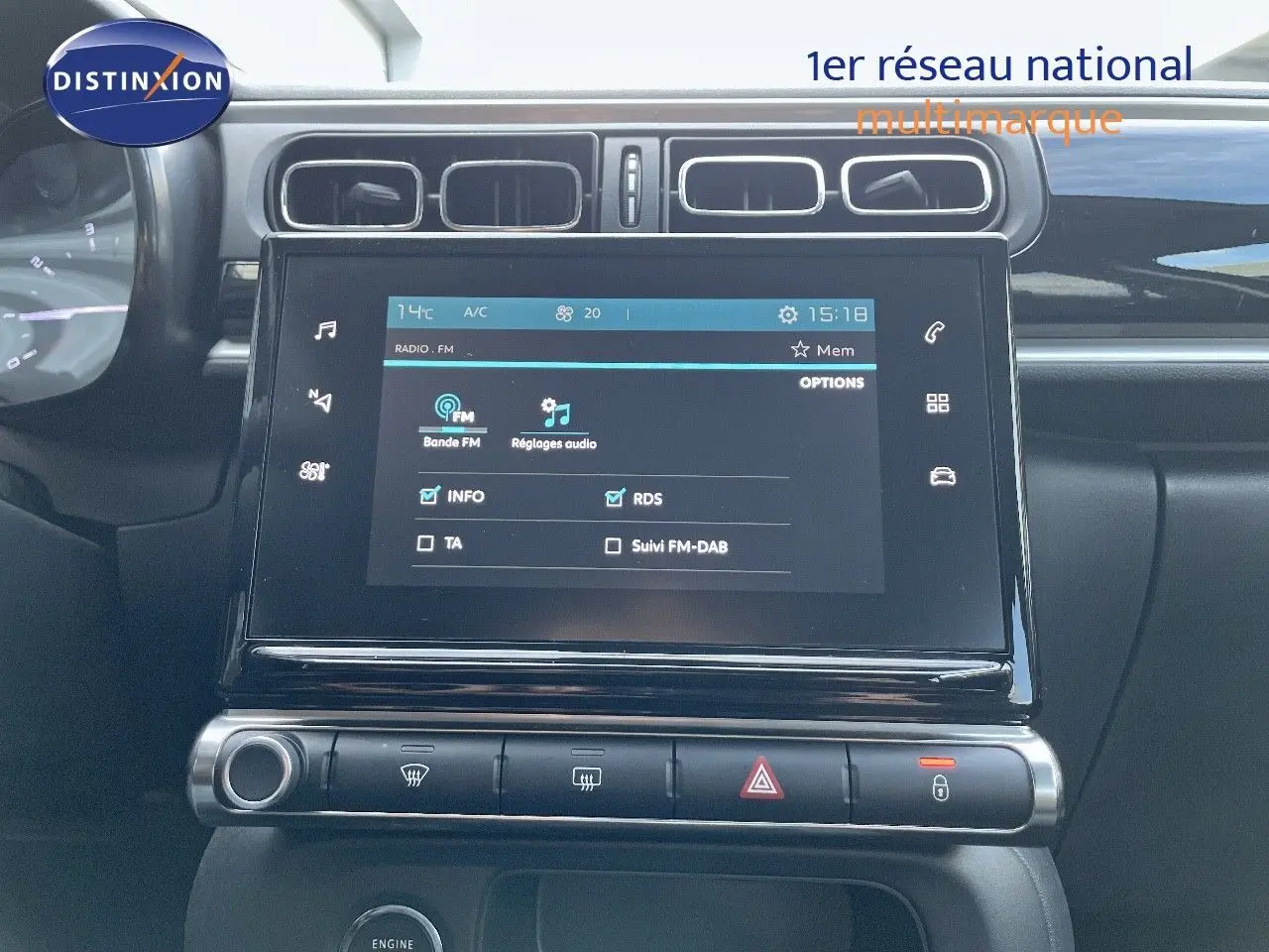 Vue rapprochée de l'écran tactile central et des commandes sur tableau de bord de la Citroën C3 gris platinium 2023.