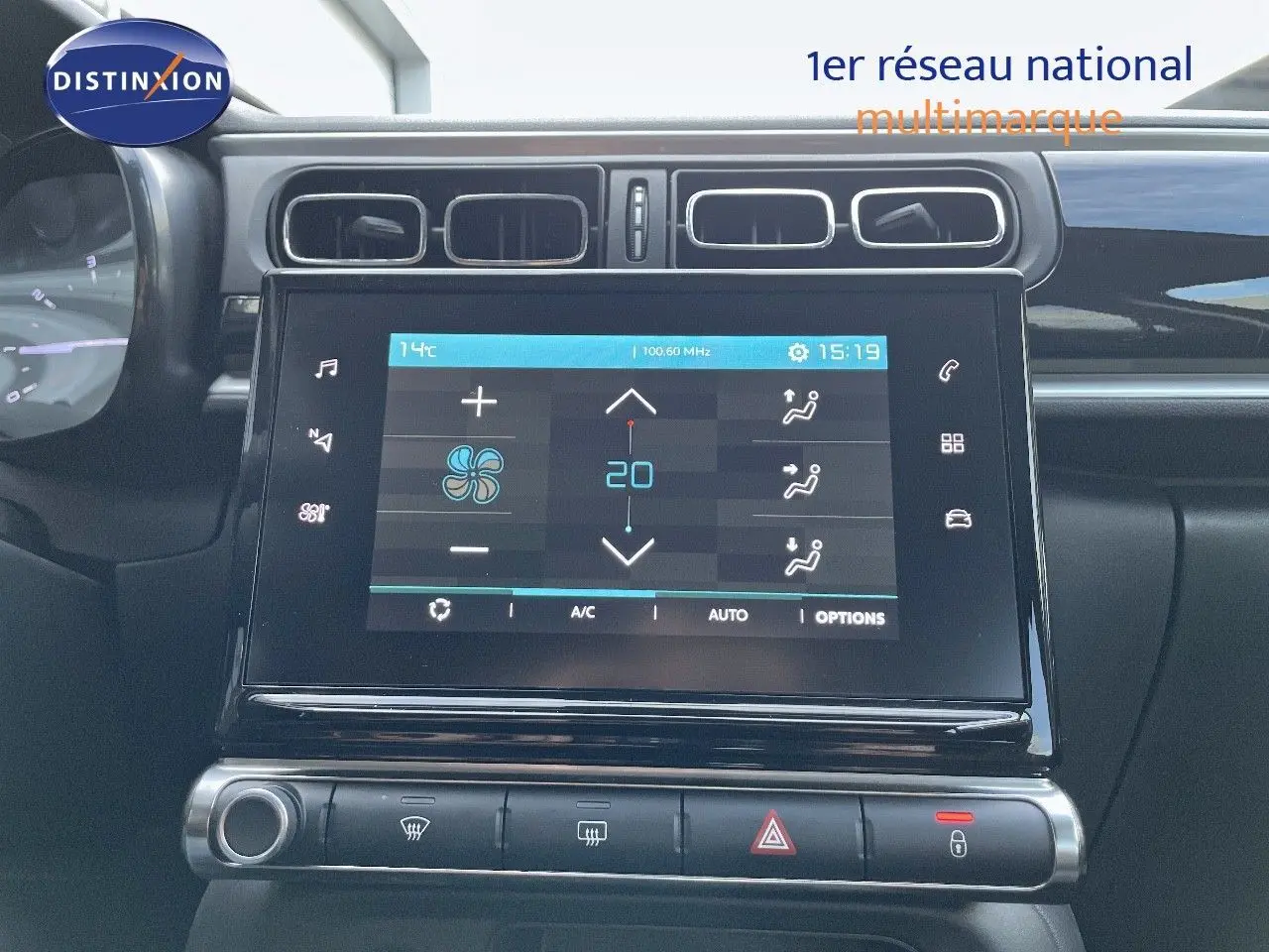 Écran tactile central de la Citroën C3 2023 gris platinium, affichant la climatisation automatique à 20°C.