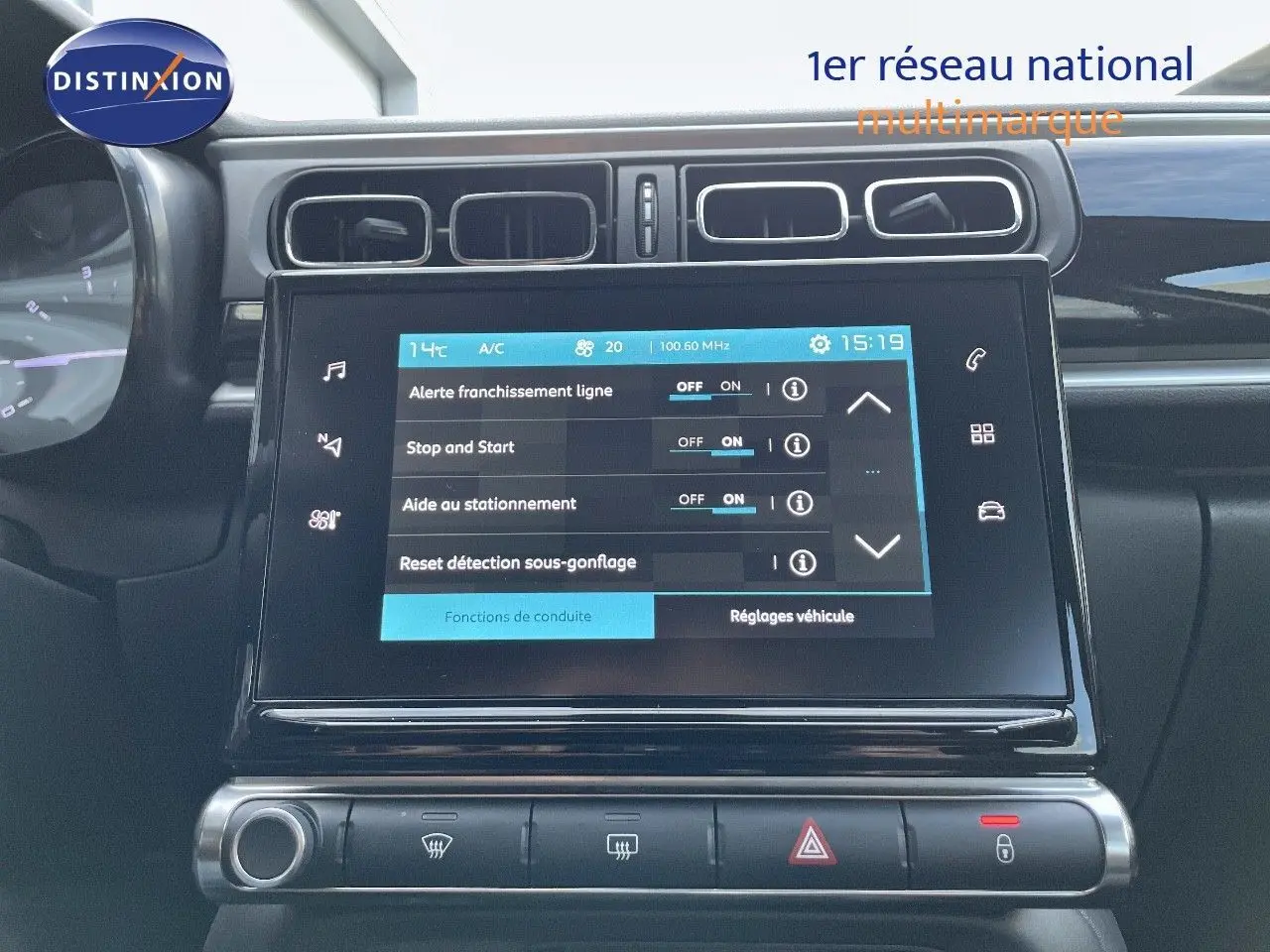 Écran tactile central affichant les réglages de conduite dans l'habitacle d'une Citroën C3 gris platinium 2023.