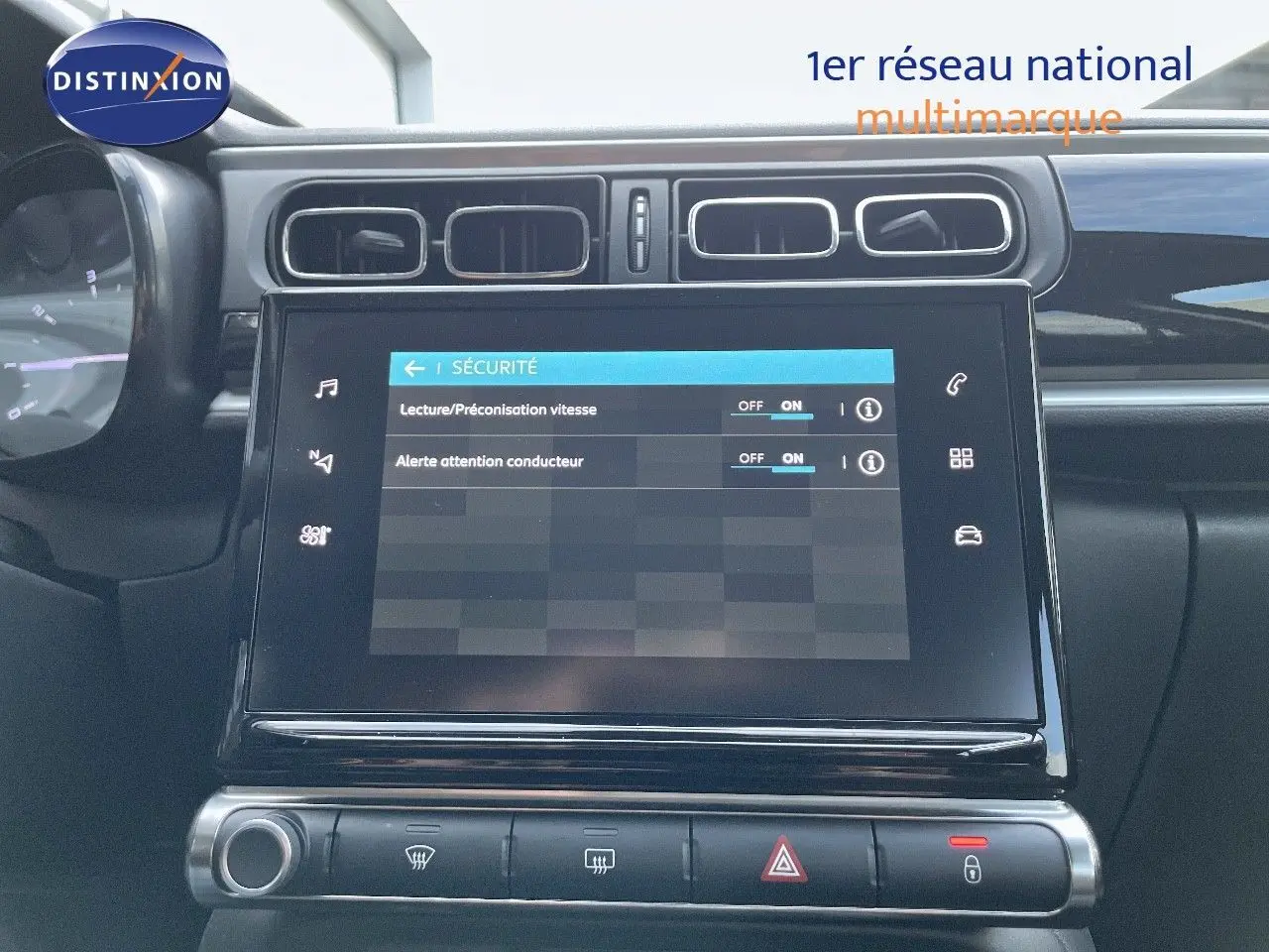 Écran tactile central affichant les réglages de sécurité dans l'habitacle d'une Citroën C3 gris platinium 2023.