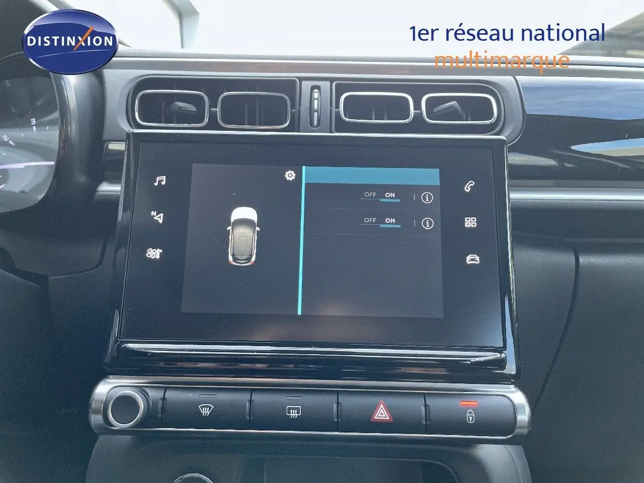 Tableau de bord de Citroën C3 2023 en gris platinium, vue rapprochée de l'écran tactile central et des commandes climatiques.