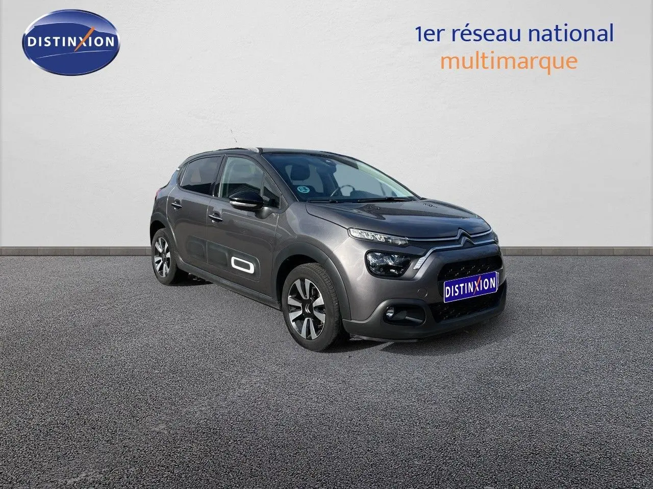 Citroën C3 gris platinium métal vue 3/4 avant droit avec signature lumineuse LED et jantes bi-ton.