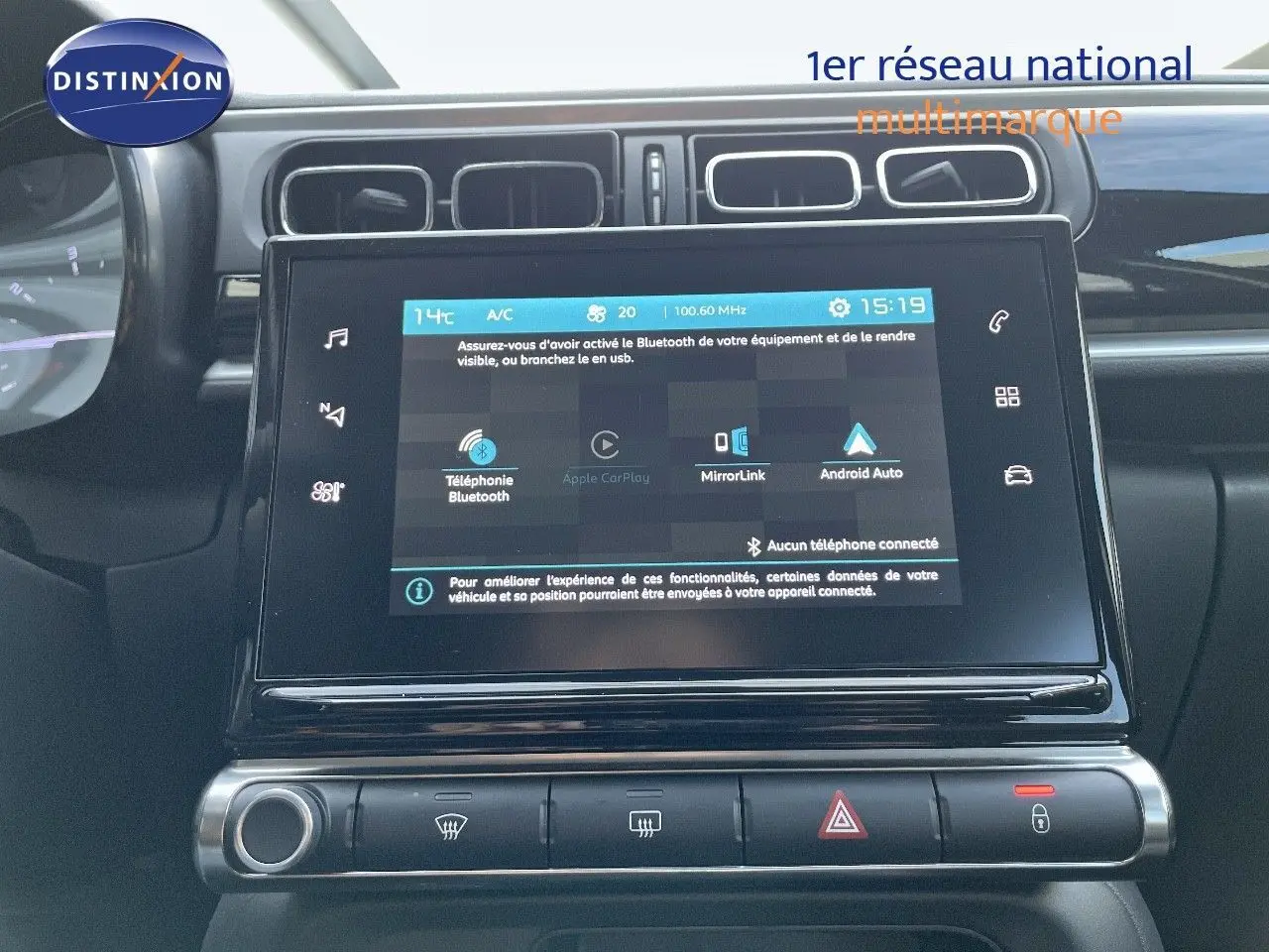 Écran tactile central du tableau de bord de la Citroën C3 gris platinium, affichant les options connectivité et climatisation.