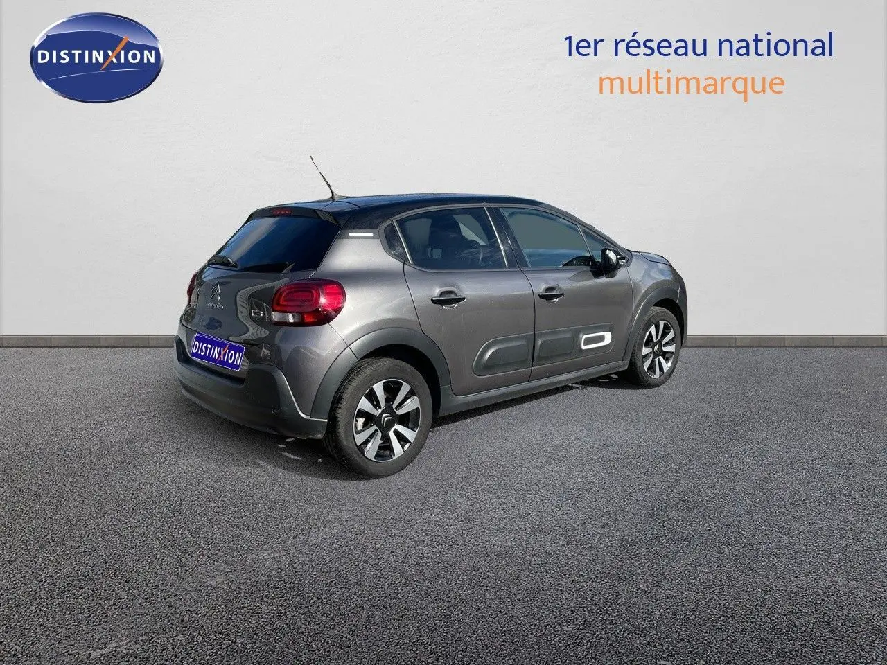 Citroën C3 gris platinium métal vue 3/4 arrière droit, soulignant ses protections latérales et jantes bi-ton.