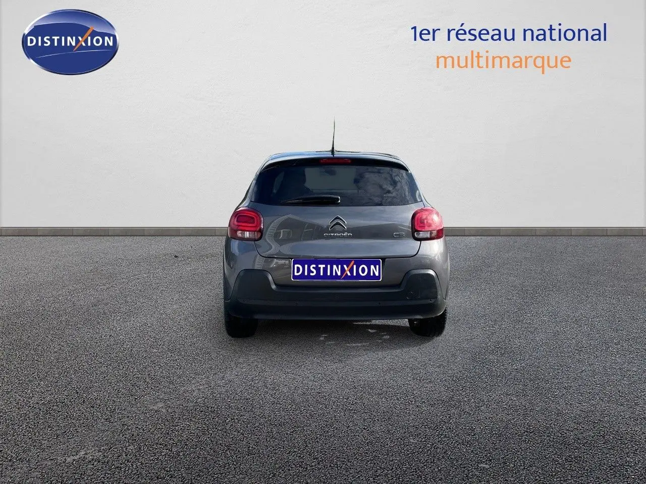 Vue arrière d'une Citroën C3 gris platinium métal de 2023, avec feux arrière arrondis et vitre teintée.