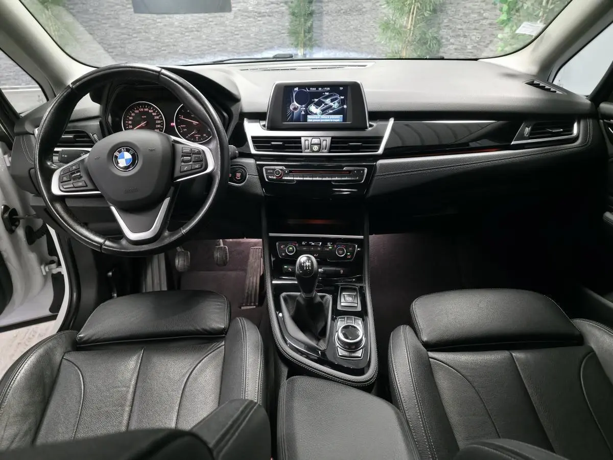 Intérieur noir cuir de la BMW Série 2 Gran Tourer 218d, vue frontale du tableau de bord et volant multifonctions.