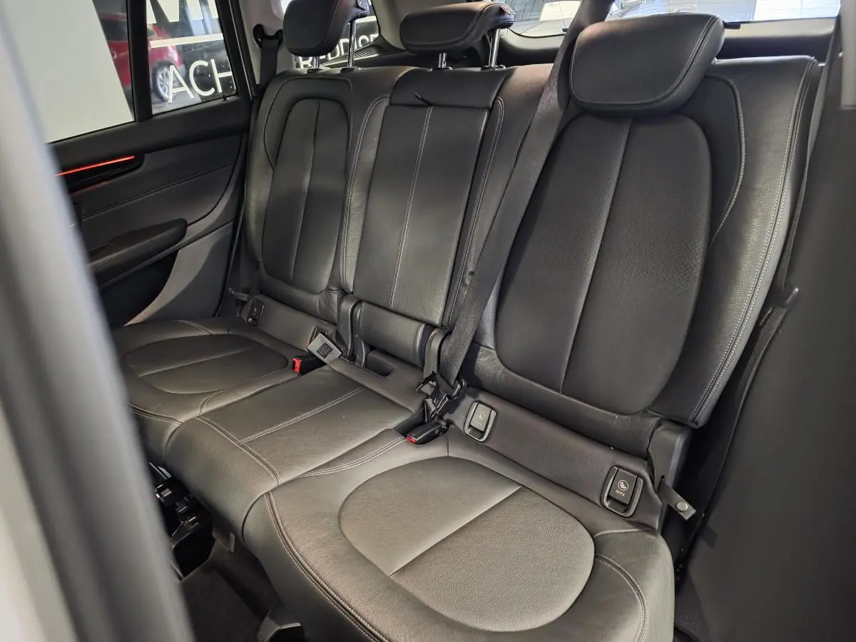 Banquette arrière en cuir noir de la BMW Série 2 Gran Tourer vue côté droit, avec ceintures et appuie-têtes.
