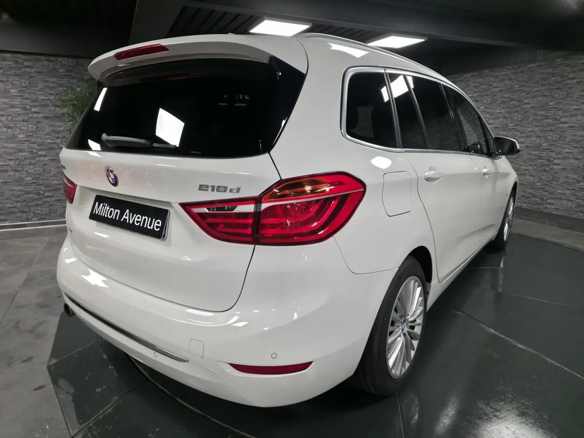 BMW Série 2 Gran Tourer blanc vue 3/4 arrière droit avec feux arrière LED et jantes alliage 17 pouces