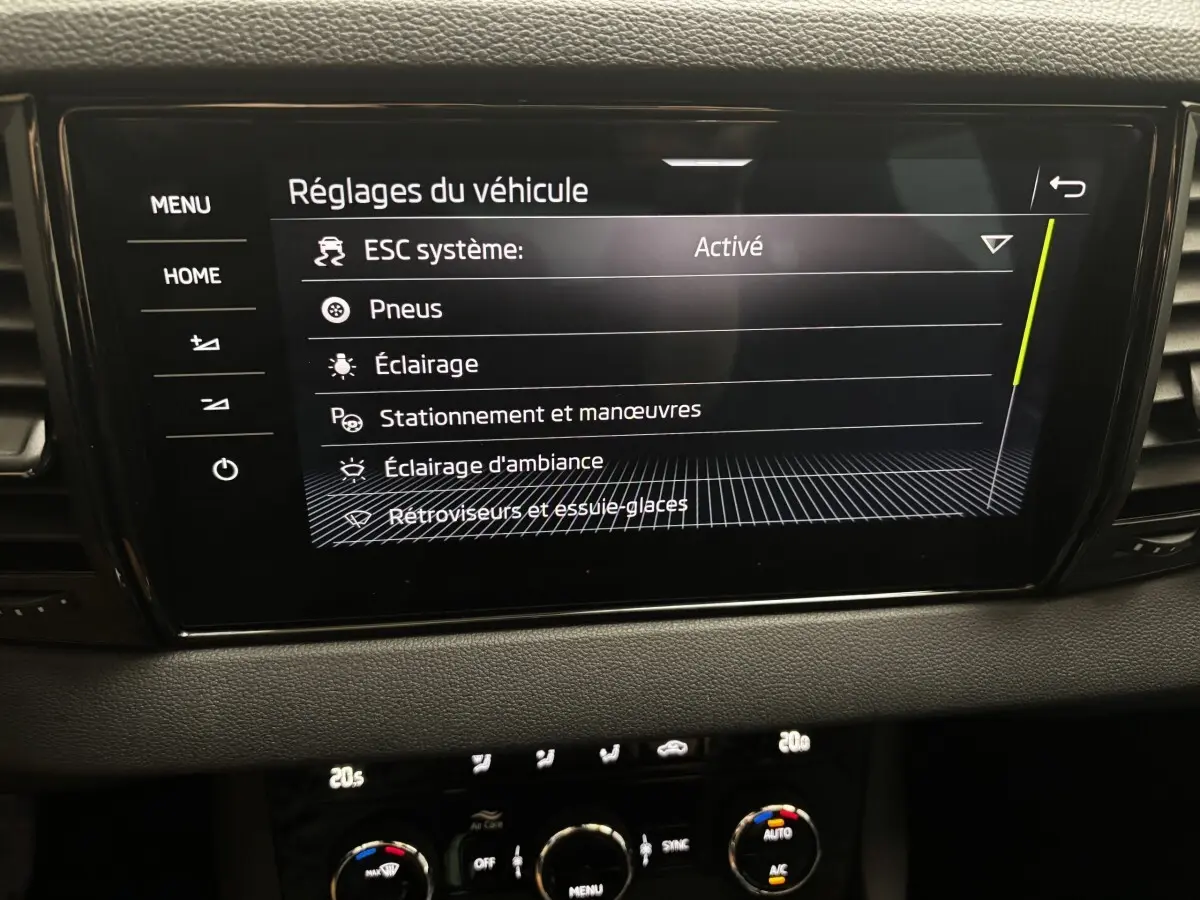 Écran tactile central affichant les réglages du véhicule dans l'habitacle d'un Skoda Karoq noir.