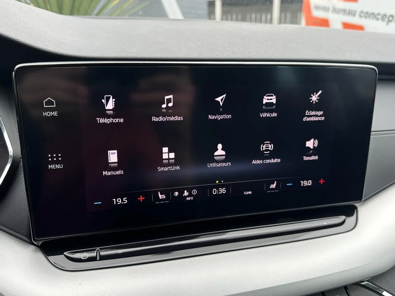 Écran tactile central affichant le menu multimédia et navigation dans l'habitacle d'une Skoda Octavia Combi 2024.