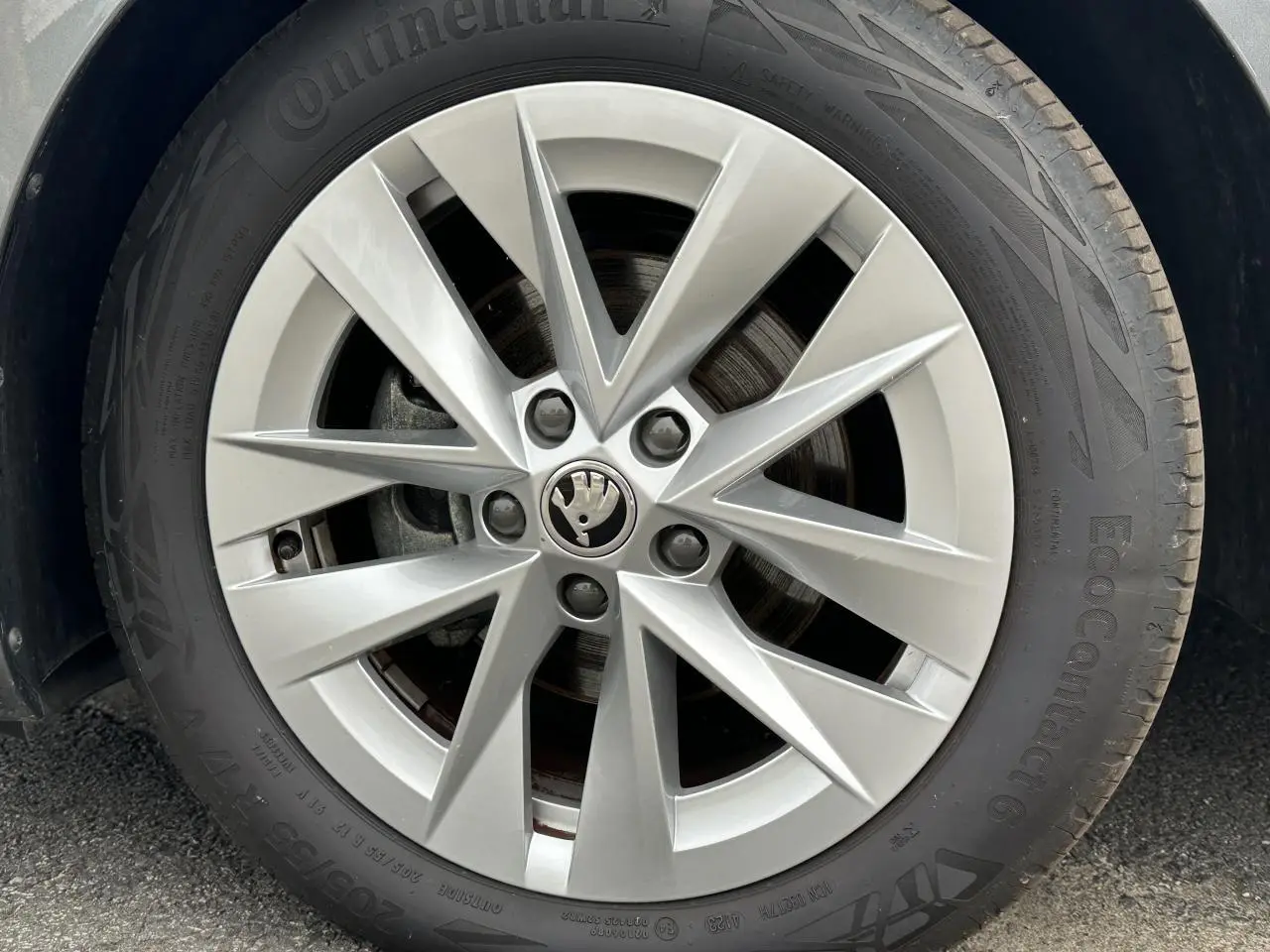 Gros plan sur la roue avant gauche d'une Skoda Octavia Combi 2024 avec jante alliage argent et pneu Continental.