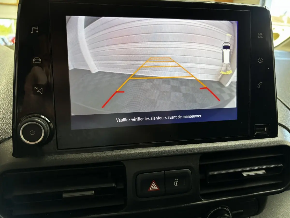 Écran de caméra de recul affichant les lignes de guidage dans l'habitacle d'un Opel Combo blanc 2021.