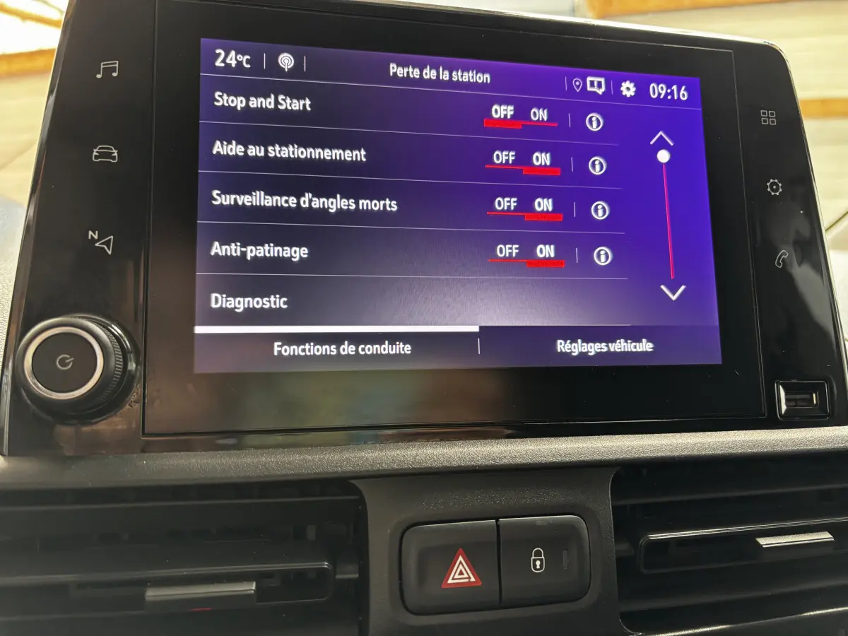 Écran tactile central de l’Opel Combo 2021 affichant les réglages d’aide à la conduite et sécurité.