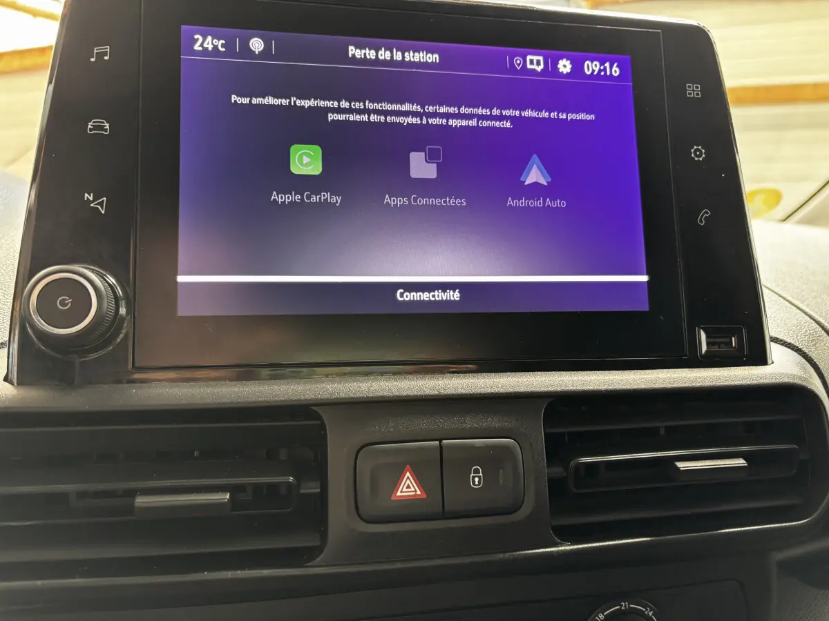 Écran tactile central du tableau de bord de l’Opel Combo blanc, affichant les options Apple CarPlay et Android Auto.