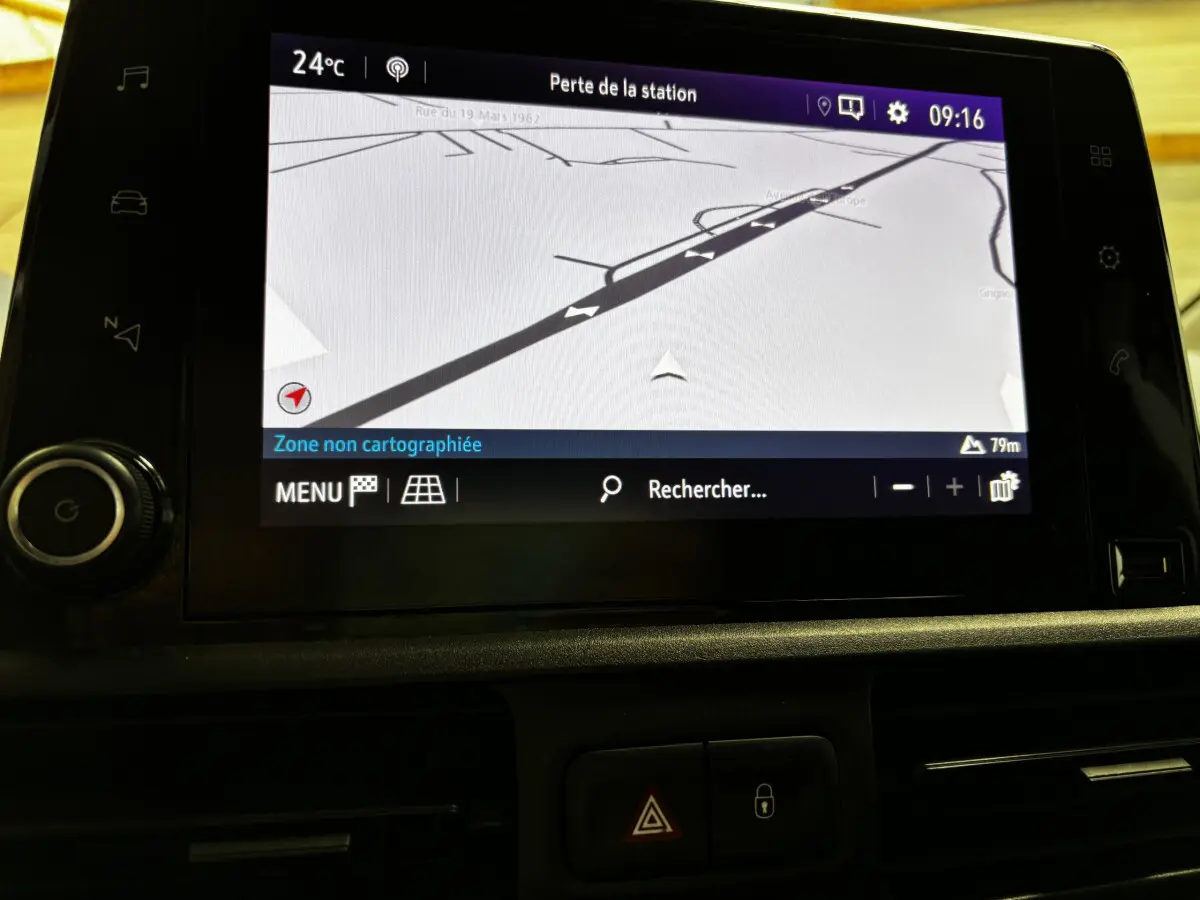 Écran tactile central de l’Opel Combo blanc 2021 affichant la navigation avec carte non cartographiée.