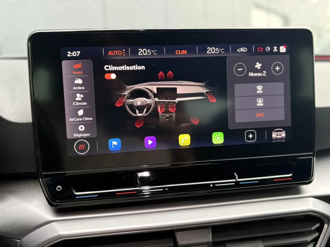 Écran tactile central du SEAT Leon 2024 affichant le menu climatisation avec interface moderne et commandes digitales.