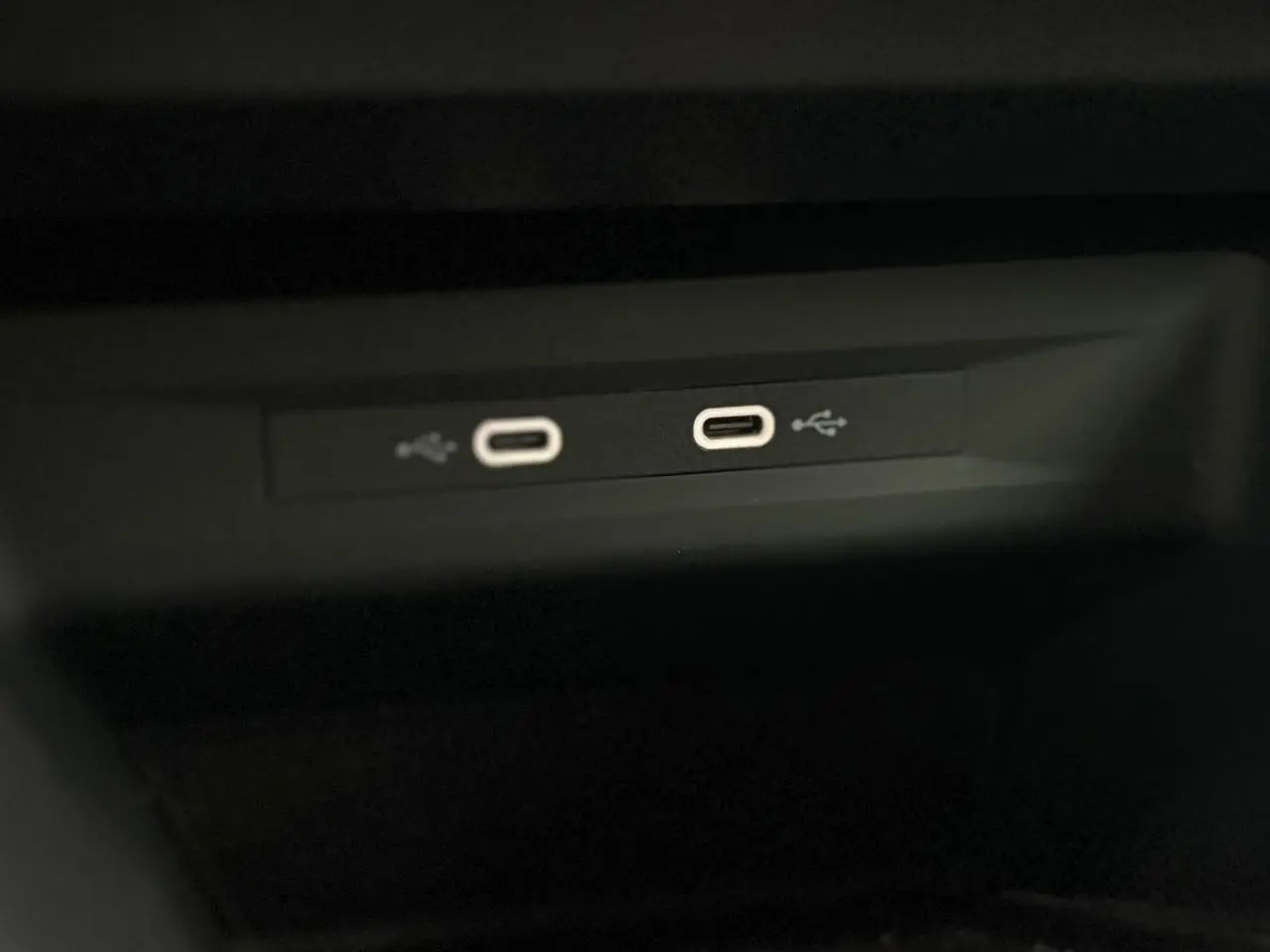 Gros plan sur deux ports USB-C dans la console centrale d'une SEAT LEON 1.5 e-TSI 150 DSG7 FR 2024 gris magnétique.