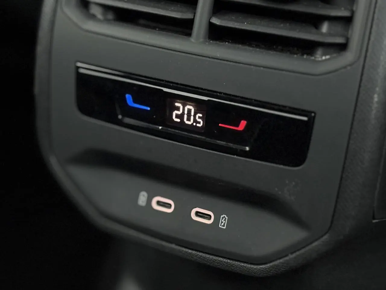 Détail de la commande de climatisation arrière avec affichage digital à 20,5°C et ports USB-C dans un SEAT Leon Gris Magnétique 2024.