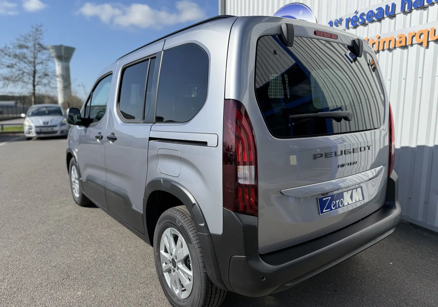 Affichage numérique du tableau de bord du Peugeot Rifter gris acier, indiquant 0 km/h et message d'arrêt du véhicule.