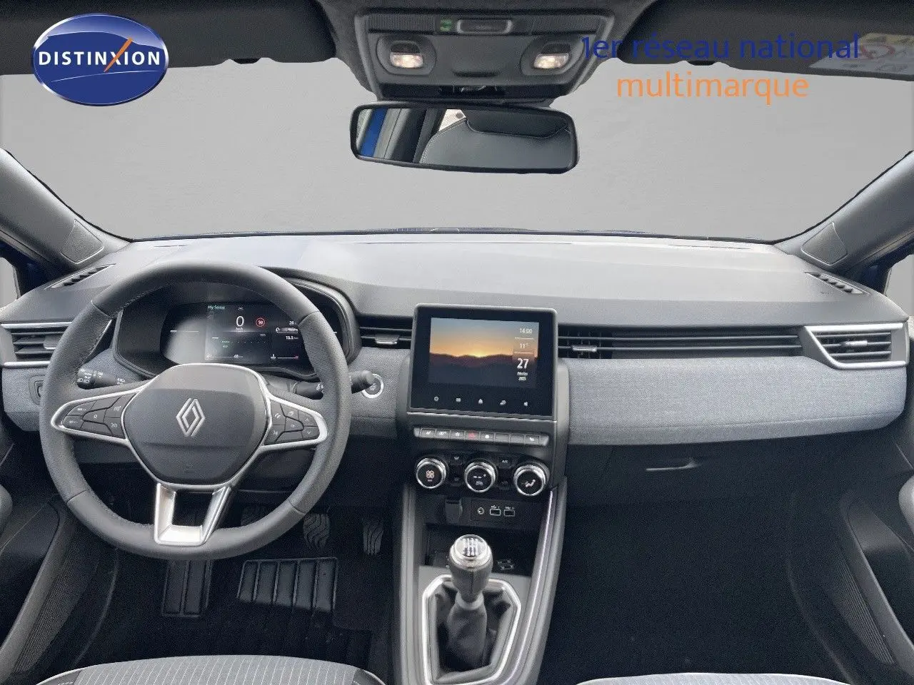Vue frontale de l'habitacle de la Renault Clio TCe 90ch Techno 2025 avec tableau de bord moderne et levier de vitesse manuel.